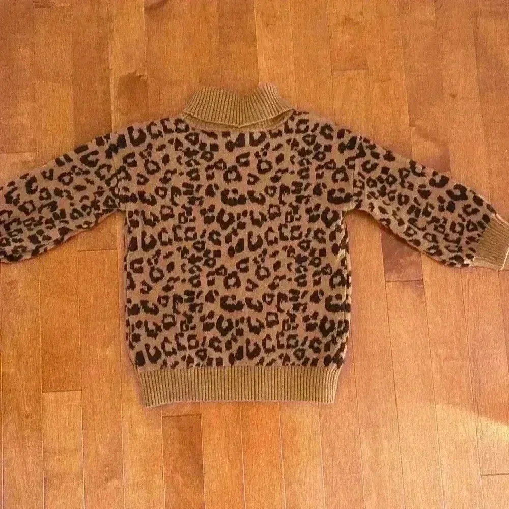 Adorable GAP Toddler Leopard Brushed Turtleneck Sweater - Picture 4 of 4